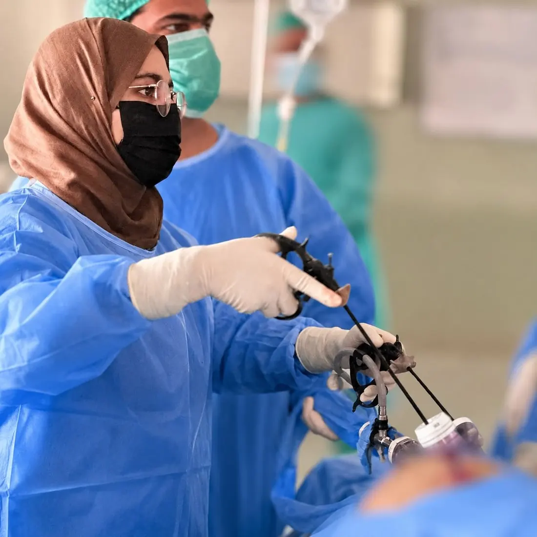 Dr. Sameen, female consultant surgeon in Lahore, operating in theatre